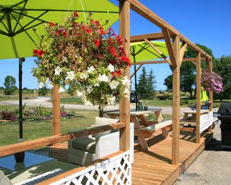 وايسايد موتل - Manitowaning - شرفة مرصوفة