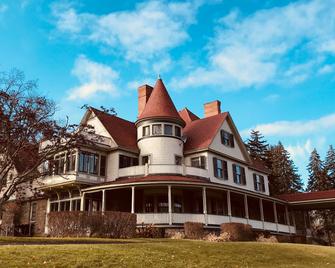 Idlwilde Inn - Watkins Glen - Building