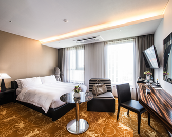 Hotel Leo - Thành phố Jeju - Phòng ngủ