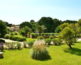 Residence Fiori Di Cala Rossa - Lecci - Outdoor view