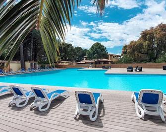 Fiori Di Cala Rossa - Lecci - Piscine