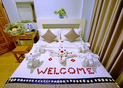 Hotel Aurora - Mandalay - Bedroom