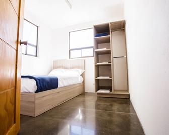 Greenest 2 bedroom couples rental with free parknig - San Ramón - Habitación