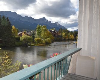 The Drake Inn - Canmore - Balcón