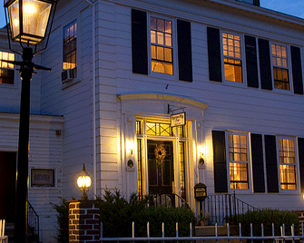 Historic Hill Inn - Newport - Building