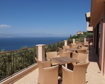 Hotel Theasi - Diakopto - Balkon