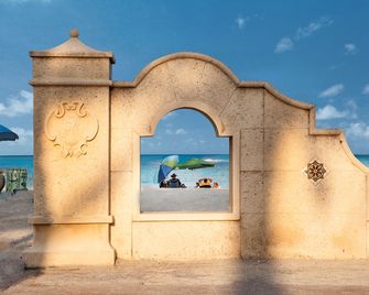 Waves On Desoto - Hollywood - Beach