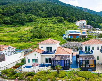 Namhae Merblue Pension - Namhae - Building