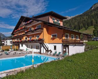 Hotel Haus Michaela - Sappada - Building