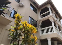 Ishmajoso Lodge - Freetown - Gebouw