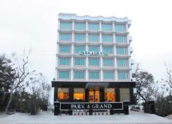Hotel Park Grand - Haridwar - Gebouw