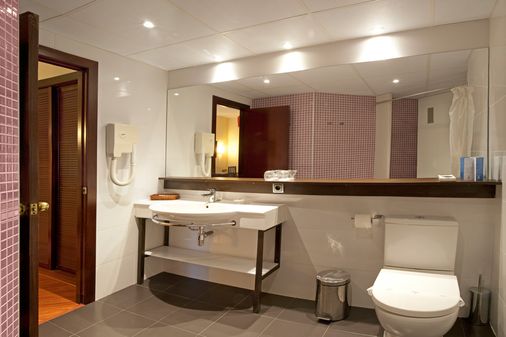 Hotel Bernat II - Calella - Bathroom