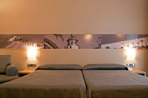 Hotel Bernat II - Calella - Bedroom