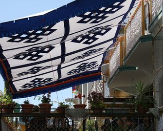 Green Hotel - دهارامشالا - شرفة مرصوفة