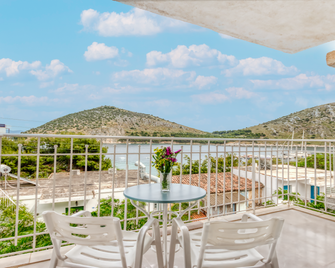 Akrotopi Apartments & Studios - Tolo - Balcón