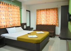 Hotel Sai Kamal - Shirdi - Phòng ngủ