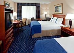 Clarion Hotel & Conference Center - Ronkonkoma - Bedroom