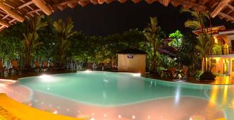 Arenal Backpackers Resort - La Fortuna - Bể bơi