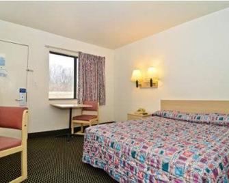 Budget Inn - St. Louis - Bedroom