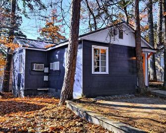 The Wanderoo Lodge - Eureka Springs - Building