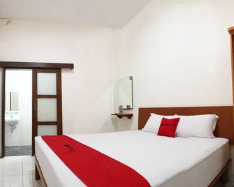 RedDoorz Syariah near Sunrise Park Pangandaran - Pangandaran - Bedroom