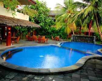 Nyiur Resort Hotel - Pangandaran - Piscina