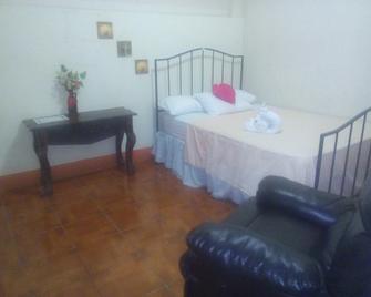 Hostal Ruinas de San Sebastian - Hostel - León - Habitación