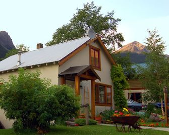 Charlie's Guesthouse - Field - Building
