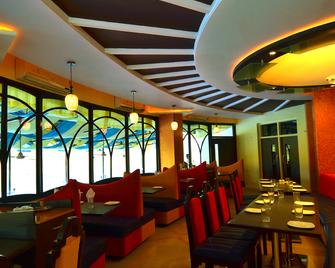 Visava Riverside - Mahād - Restaurante