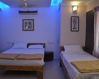 Vekaay's Residency Hotel - Kumbakonam - Bedroom