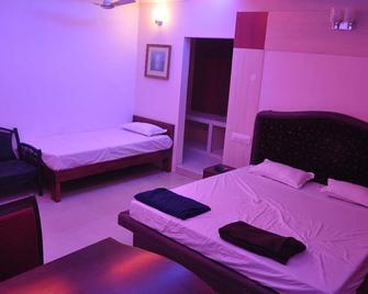 Vekaay's Residency Hotel - Kumbakonam - Bedroom