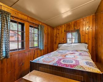 Harney Camp Cabins - Hill City - Bedroom