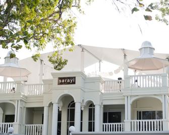 Sarayi Boutique Hotel - Palm Cove - Building