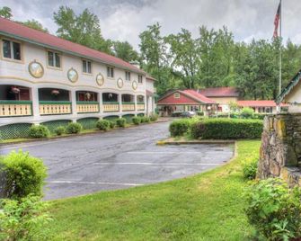 Hofbrau Riverfront Hotel - Helen - Building