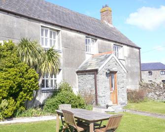 Lellizzick Bed and Breakfast - Padstow - Building