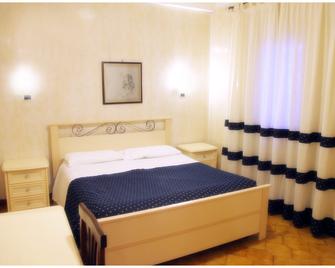 Hotel Pisani - Taranto - Bedroom
