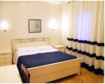 Hotel Pisani - טרנטו - חדר שינה