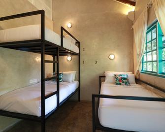 Kosta Hostel Seminyak - Denpasar - Bedroom