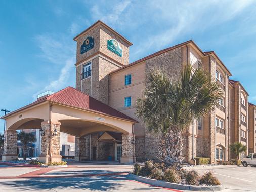 La Quinta Inn Suites By Wyndham Dallas Grand Prairie South