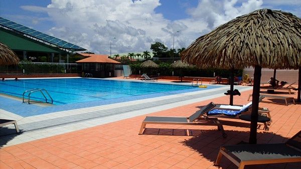 Hotel Des Roches - كورو - حوض السباحة