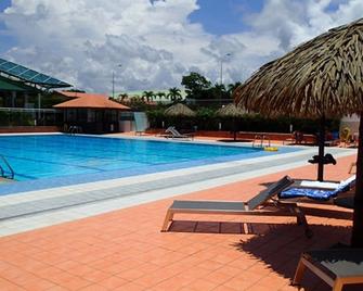 Hotel Des Roches - كورو - حوض السباحة