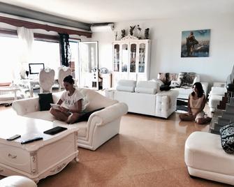 Lux Beach House Barcelona With Pool & Jacuzzi, Beach Access - Malgrat de Mar - Huiskamer