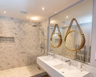 Balmoral Hotel, Belfast - Belfast - Bathroom
