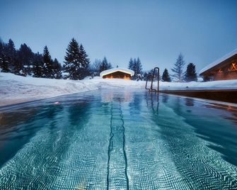 Post Lech Arlberg - לך אם ארלברג - בריכה