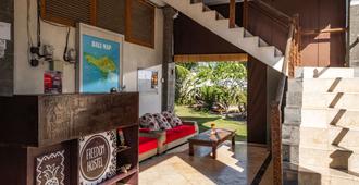RedDoorz Hostel near Garuda Wisnu Kencana 2 - South Kuta - Living room