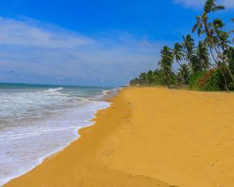 Swan White Villa - Wadduwa - Beach