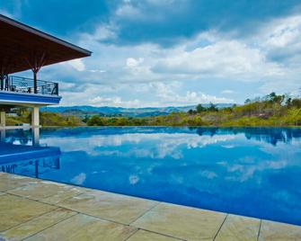 Hotel Sinar Tambolaka - Kasangalarabaru - Piscina