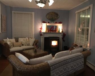 Inkwell Beach Cottage - Oak Bluffs - Living room