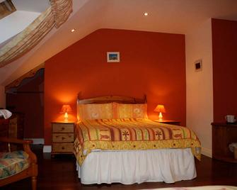 The Old Pier Guest Accommodation, bed only, no breakfast - Ballydavid - Bedroom