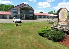 Golden Knight Inn & Suites - Rock Stream - Building